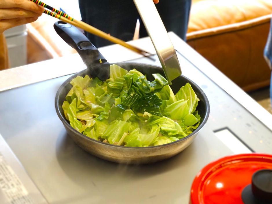 料理家ちおりさんによる回鍋肉の調理実演中