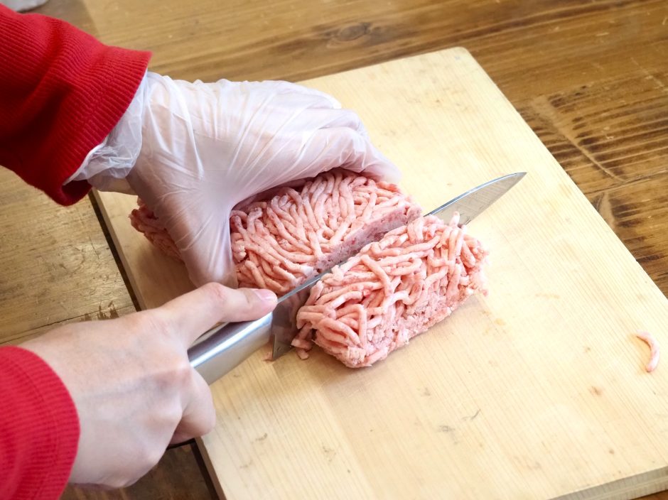 参加者の方々に、切れちゃう瞬冷凍A.I.で保存した豚ひき肉を包丁でカットいただいている様子
