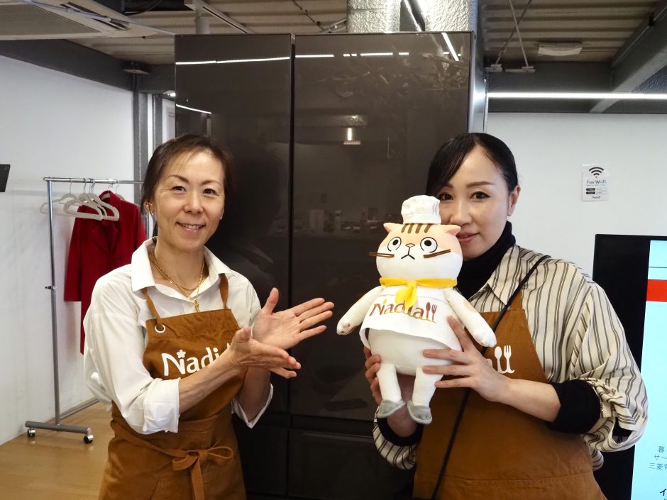 左から、アシスタントの木内由紀さん、講師のちおりさん