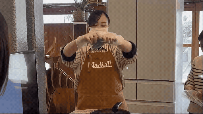 料理家ちおりさんが、できちゃうV冷凍＋で保存したオクラを手で砕くデモンストレーションを行う様子